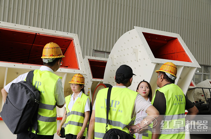 客戶來廠考察錘式破碎機設備 客戶來廠考察錘式破碎機設備