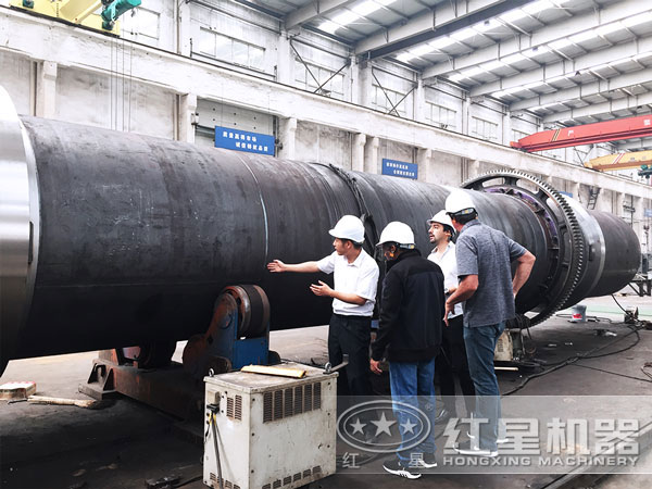 紅星技術(shù)人員對用戶球磨機現(xiàn)場技術(shù)指導