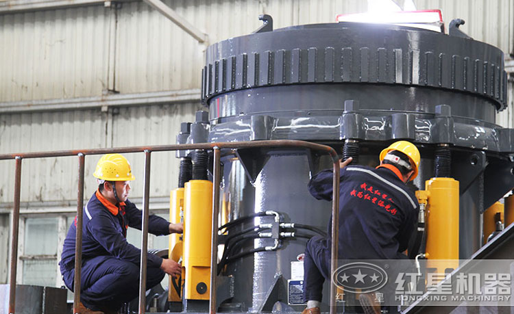 工作人員檢測圓錐破碎機，保障生產的設備都有高質量