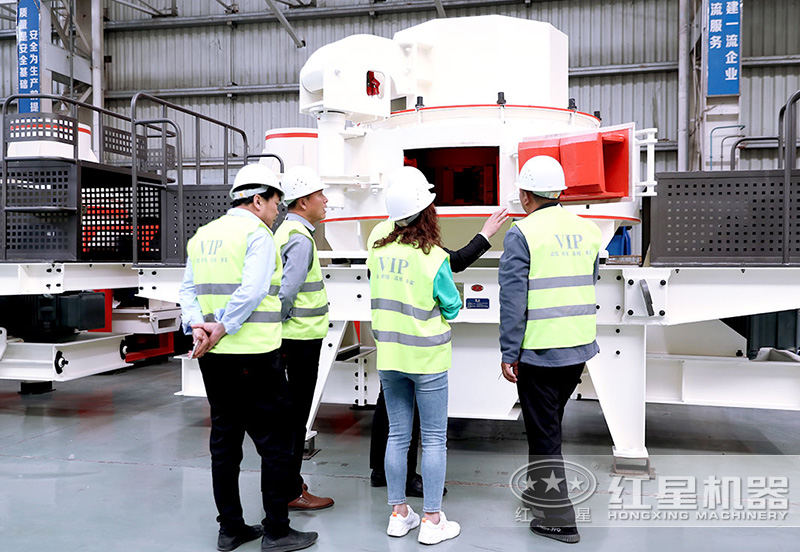 客戶來(lái)車間參觀，專業(yè)經(jīng)理接待講解