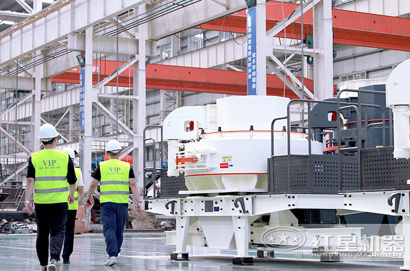 客戶下單之前來廠參觀，工程師全程陪伴講解